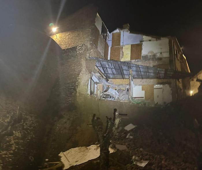 Terni, crollo mura a Fabro, il sindaco Barbanera: "Grazie al monitoraggio elettronico siamo riusciti a sgomberare l'area in tempo". Demolita parte di un edificio privato