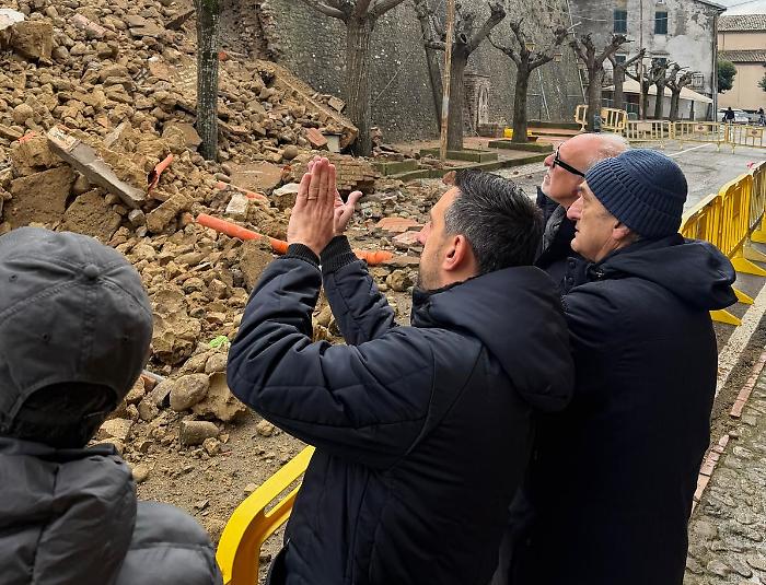 Terni, il sindaco Barbanera ha visto in diretta il crollo, franato un fronte di 30 metri per 5 di altezza: "Tre famiglie evacuate dalle abitazioni". Non si esclude la necessit&agrave; di altre demolizioni