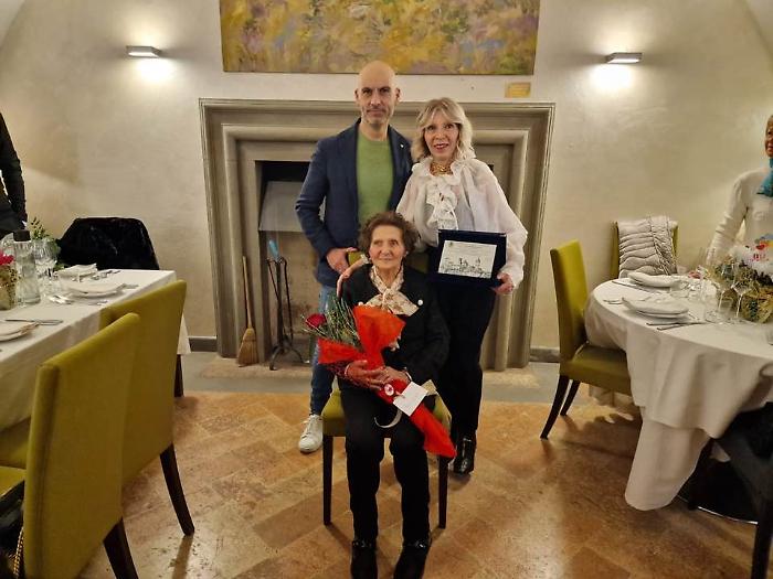 Gina spegne 100 candeline e sogna un altro viaggio in aereo dopo aver volato in tutto il mondo