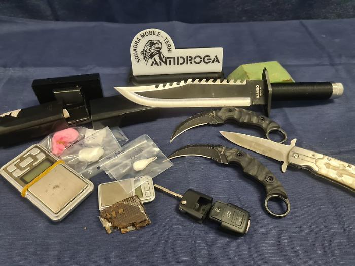 Sorpreso a spacciare cocaina in via Garibaldi: trovati anche hashish, coltelli e scacciacani. Arrestato 31enne 