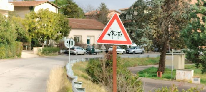 Cartelli al contrario: c'&egrave; la scuola? Via il limite di 30