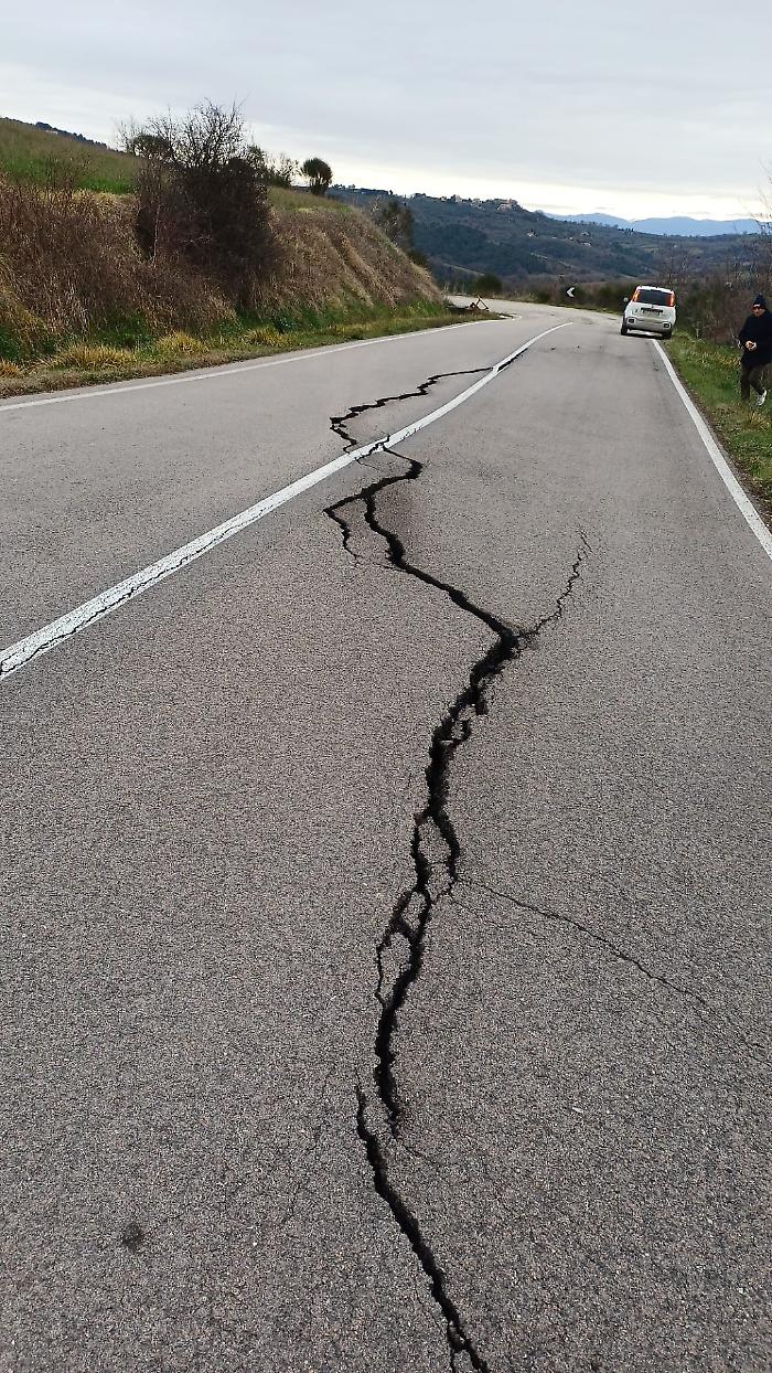 Collazzone, frana sulla strada provinciale 421: senso unico alternato con il semaforo 