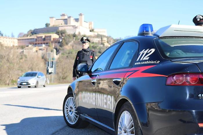 Sorpreso in casa con hashish e oltre 4000 euro in contanti: arrestato 22enne