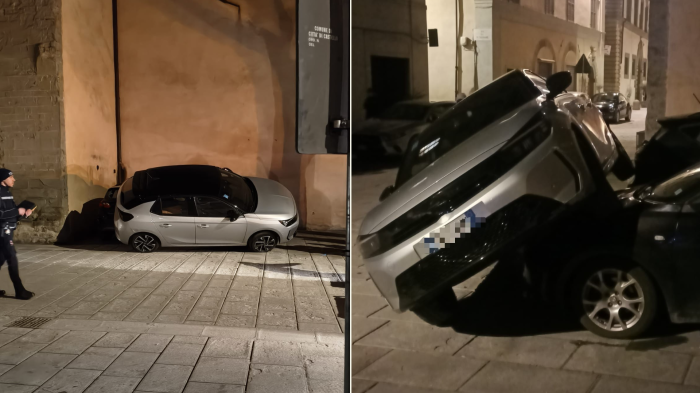 Auto impazzita a Citt&agrave; di Castello: sale sugli scalini del monastero e finisce in bilico sopra due macchine in sosta