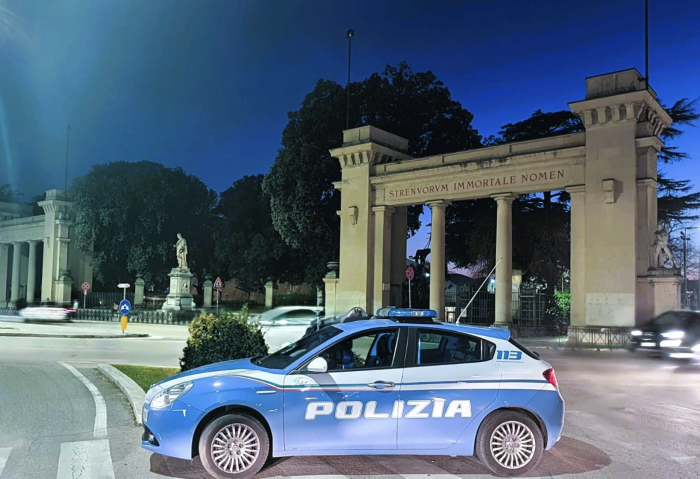 Ruba scarpe e prende a pugni il titolare: arrestato 34enne per tentata rapina impropria aggravata