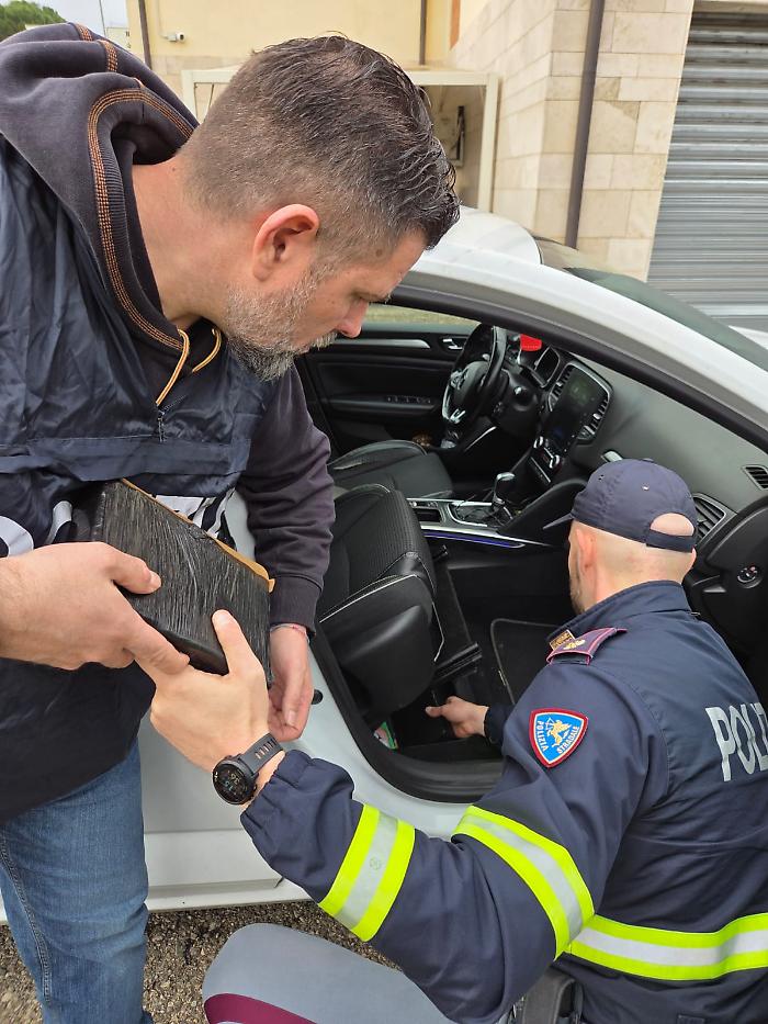 Orvieto, 9 chili di cocaina nascosti in un'intercapedine sotto la moquette dell'auto: arrestato dalla Polstrada