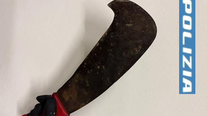 Girava con due taniche di benzina vuote e un'accetta nel bagagliaio dell'auto: denunciato 28enne 