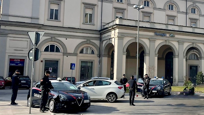 Molesta e costringe un minorenne a toccargli le parti intime: scatta l'arresto per un 45 enne 