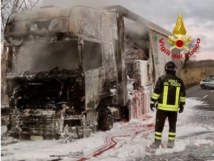 Camion in fiamme sul raccordo Perugia-Bettolle