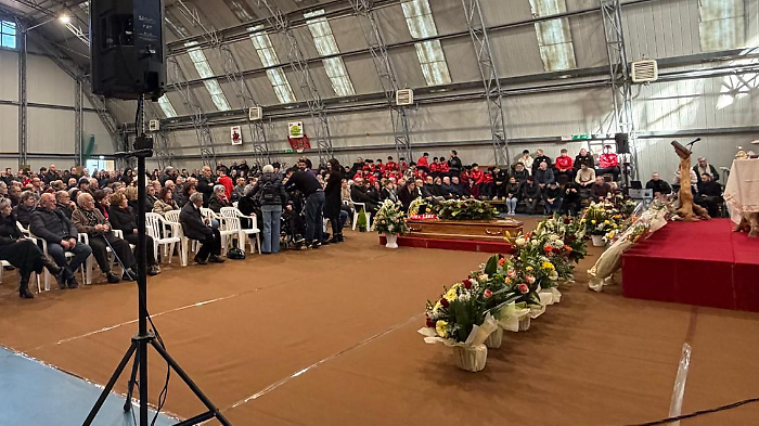 In tanti per l'ultimo saluto a Renato Sgaravizzi