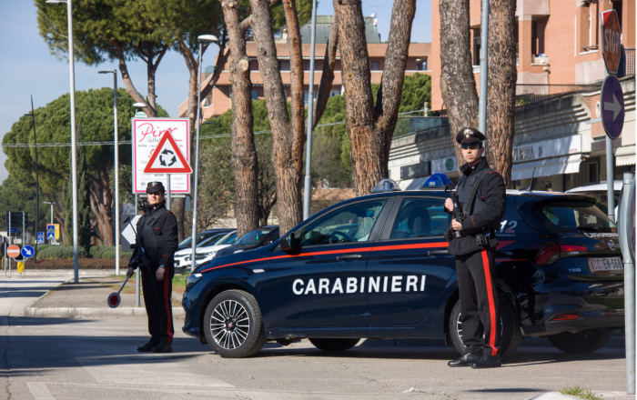 Viene sorpreso a spacciare, in casa aveva oltre 30 grammi di cocaina: arrestato 26enne 