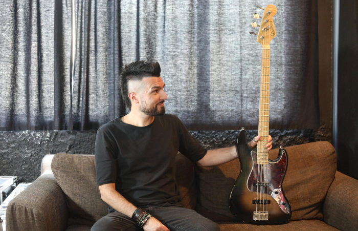 &ldquo;Nuovo Cinema Paradiso&rdquo; rinasce sul Monte Cucco: la cover del bassista umbro Antonio Lusi conquista il web 