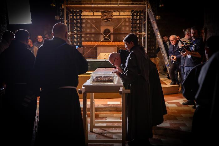 Le ossa di San Francesco, le immagini. Tutte le foto dell'estumulazione del feretro nella cripta