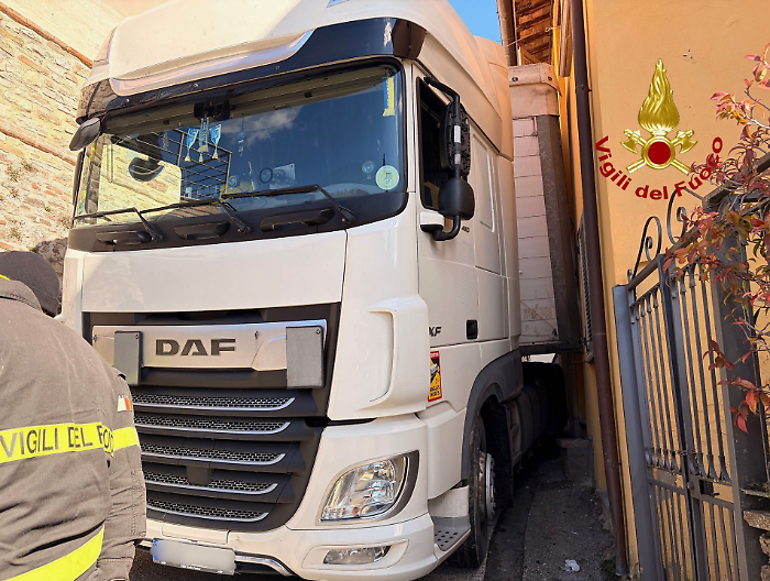 Camion rimane incastrato tra un'abitazione e una chiesa: fatti evacuare una donna e due bambini