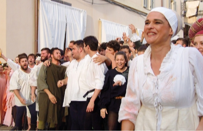 Studenti sfilano con il Calendimaggio: torna  il premio in memoria di Carlo Lampone