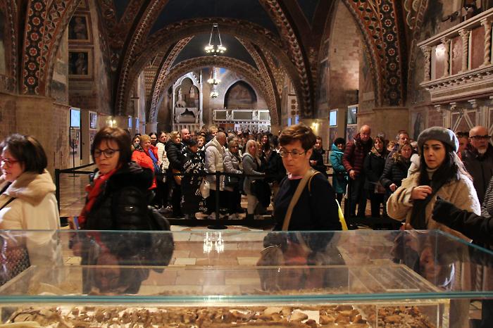 San Francesco, il racconto del primo giorno dell'ostensione: niente foto, silenzio e attimi di emozione. In Basilica ad Assisi 18 mila pellegrini