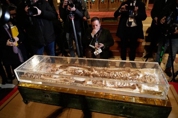 Reliquie di San Francesco in vendita on line:  con l'ostensione riparte il mercato di presunti frammenti sacri dei santi