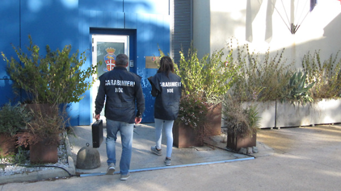 Rifiuti pericolosi e materiali contaminati abbandonati fuori da un'azienda: nei guai il titolare 