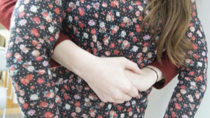 Studentessa rischia di soffocare per un boccone andato di traverso, la professoressa la salva. La famiglia: "Grazie"