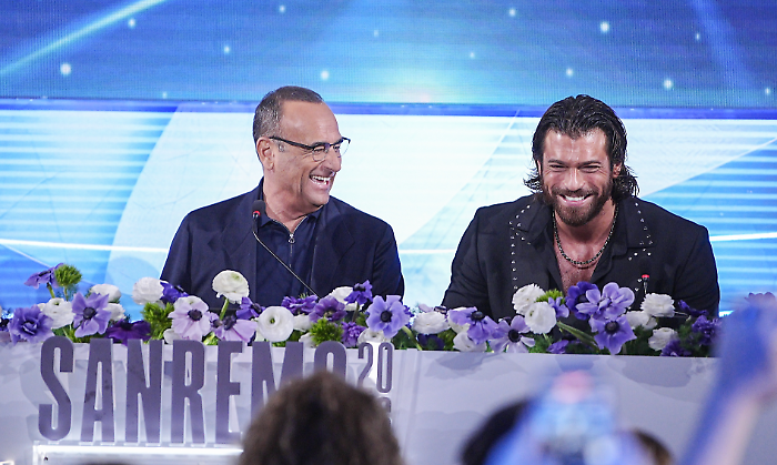 Sanremo 2026, la scaletta minuto per minuto: gli orari degli ospiti e dei cantanti in gara