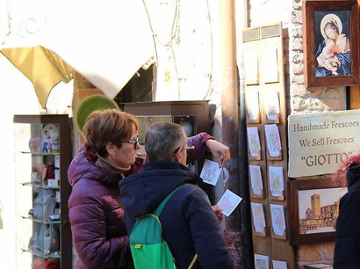 Altre truffe in nome di Francesco. Sorrentino sulle reliquie on line: "Siete sentinelle". Il sindaco Stoppini: "C'&egrave; chi chiede soldi per l'acqua santa"