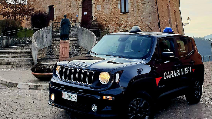 Sorpreso in auto con arnesi da scasso e tubi pluviali in rame: denunciato 36enne