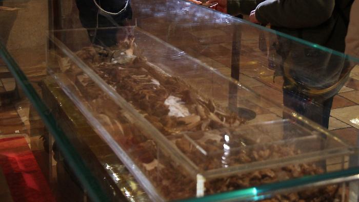 Smercio di reliquie, fra Giulio Cesareo: "Profondamente rattristato"  | Il servizio del Tg1