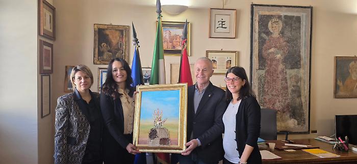 Assisi, ecco L&rsquo;impronta dell&rsquo;umanit&agrave;: l'opera donata dall'artista Moira Lena Tassi al Comune