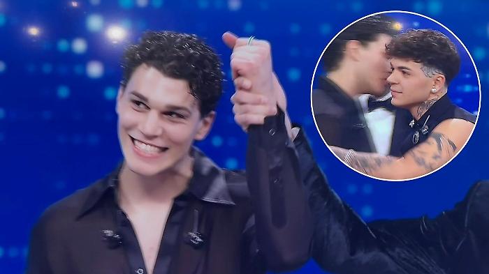L'abbraccio tra  Nicol&ograve; Filippucci e Blind sul palco dell'Ariston: Umbria protagonista | FOTO E VIDEO 