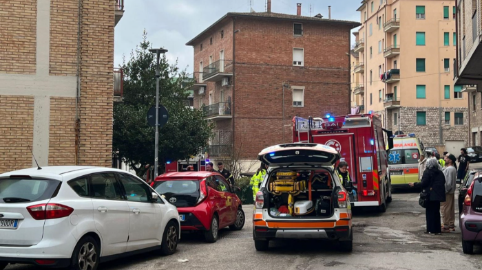 Garage prende fuoco in via Bramante: donna rimane ferita