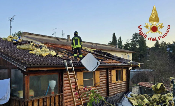 Incendio all&rsquo;alba a Sellano: distrutta abitazione in legno, famiglia evacuata