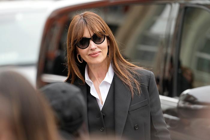 Monica Bellucci diva indiscussa per Fendi, il look alla Milano Fashion Week