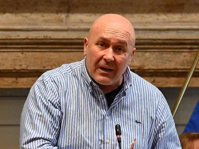 Diffamazione sui social, nuovo rinvio a giudizio per il sindaco Bandecchi