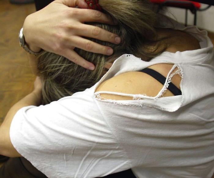 Picchiava e minacciava di morte la compagna anche davanti alla figlia: 46enne agli arresti domiciliari con braccialetto elettronico