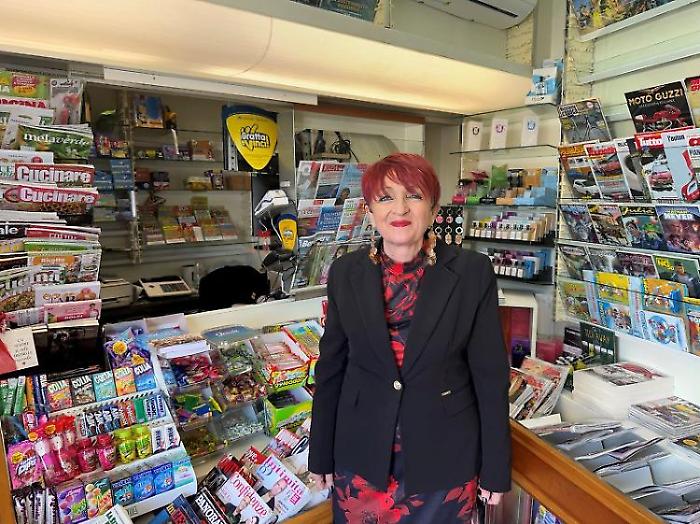 L'edicola di Patrizia riparte dopo il trasloco: "Un futuro &egrave; possibile"