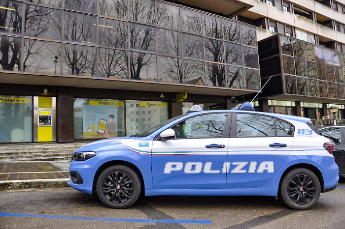 Ruba uno smartphone e cerca di rivenderlo a un poliziotto in borghese: denunciato 65enne 