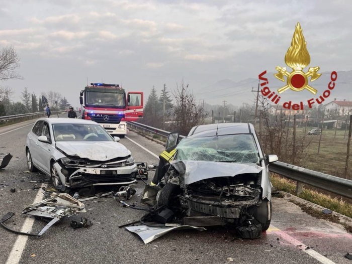 Frontale sulla SS 219 a Gubbio: quattro feriti, uno trasportato con l&rsquo;elisoccorso Nibbio, tratto chiuso al traffico