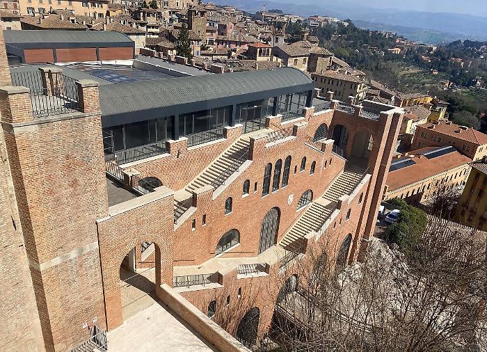 Ragazzini corrono e saltano sul lucernario del Mercato coperto di Perugia: arrivano le telecamere anti baby gang