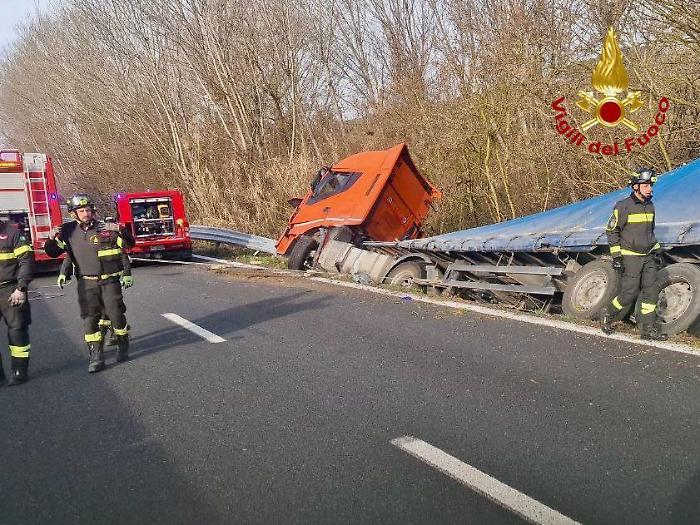 Camion finisce fuori strada tra Passignano e Tuoro sul Trasimeno: traffico interrotto sul raccordo