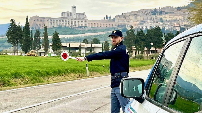 Esce da un locale, sale in auto e poi si rifiuta di sottoporsi all'etilometro: patente ritirata 