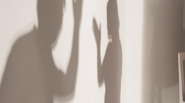 Ubriaco aggredisce la moglie con un ventilatore: la donna e i tre figli si rifugiano in auto. Arrestato un uomo di 55 anni 