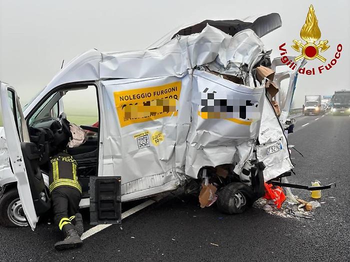 Incidente tra Orte e Attigliano: coinvolti nello schianto un furgone e due camion. Un ferito in ospedale