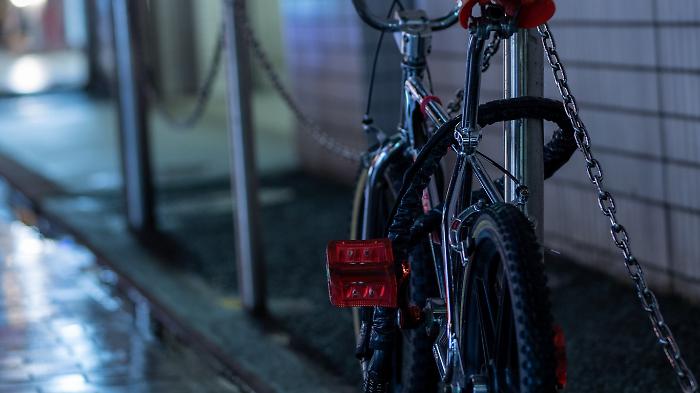 Scippa due anziane in poche ore in sella a una bicicletta elettrica. Arrestato 43enne 