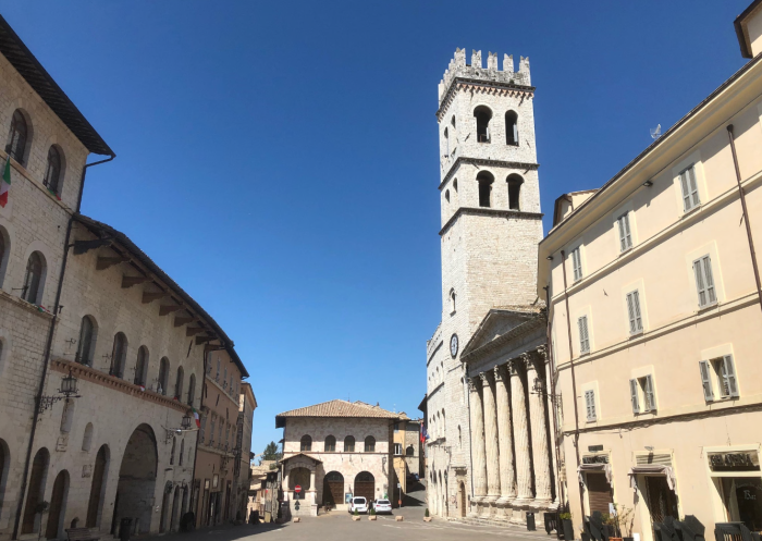 Assisi e Betlemme unite dall&rsquo;arte del ricamo: la mostra nella sala ex Pinacoteca