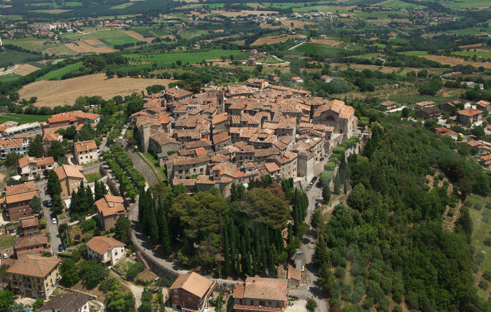 Installazioni in mostra: i volti, la memoria e le storie degli abitanti diventano opere d&rsquo;arte