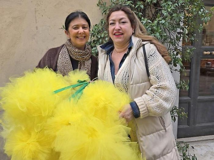La citt&agrave; si veste di giallo per un fine settimana molto speciale: un diffuso omaggio alle donne che parte da un&rsquo;idea dei commercianti