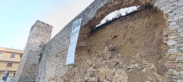 Montefalco, crolla un pezzo della cinta muraria del centro storico 
