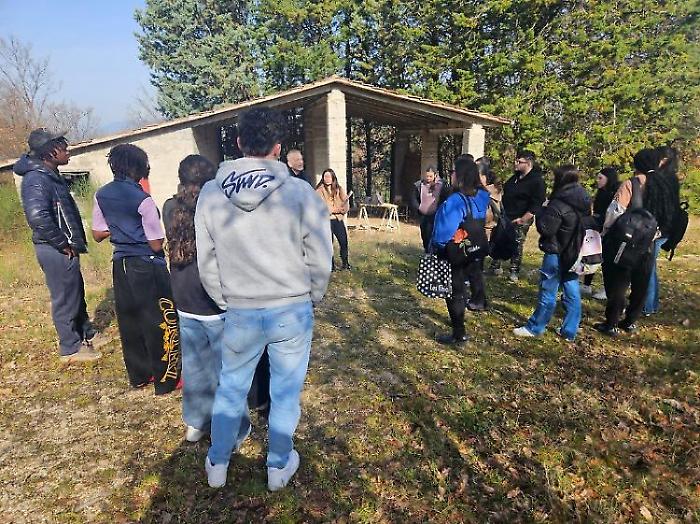 Gualdo Tadino, gli studenti del Casimiri diventano agricoltori: mattinata sul campo tra formazione e impegno civico