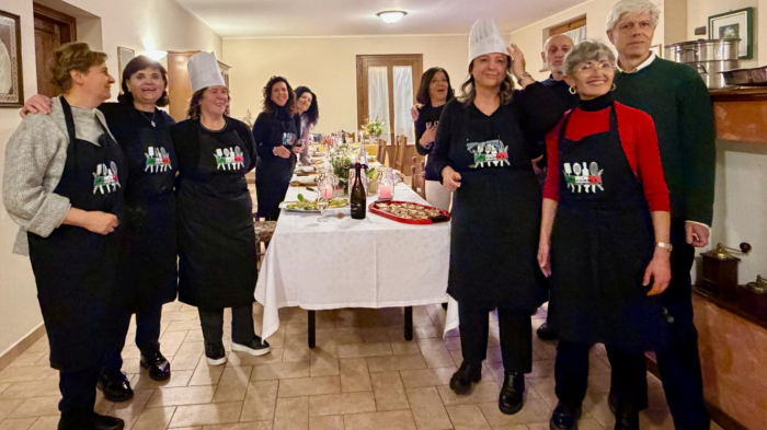 Ex compagni di scuola si sfidano in una gara di cucina