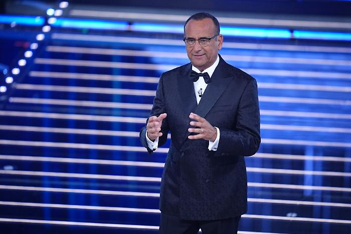 Sanremo Top torna con Carlo Conti: omaggio a Pippo Baudo, classifiche FIMI e ospiti d'eccezione